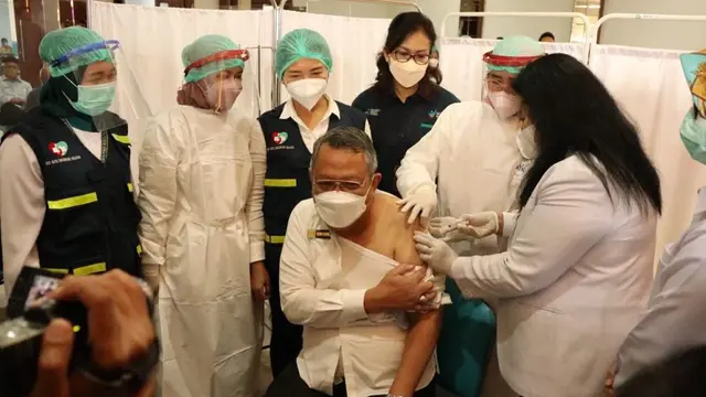 Wali Kota Tangsel Perdana Menerima Suntik Vaksinasi Booster