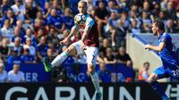 Aksi pemain West Ham United, Marko Arnautovic melakukan kontrol bola saat melawan Leicester City pada lanjutan Premier League di King Power Stadium, Leicester, (5/5/2018).  West Ham menang 2-0. (AFP/Lindsey Parnaby)