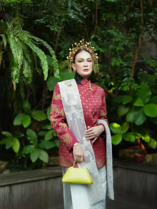 Luna Maya tampil mencolok dengan kebaya janggan tenun dari Sapto Djojokartiko. Kebaya ini memiliki siluet kerah yang dipadu dengan kain tenun silver dan selendang bordir bergambar wayang [@lunamaya]