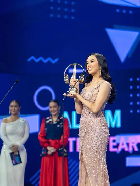 Selain prestasinya yang memukau, penampilan penyanyi jebolan Indonesian Idol itu juga mencuri perhatian. (Instagram/lyodraofficial).