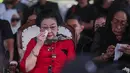 Megawati Soekarnoputri menyeka air mata saat menghadiri pemakaman adiknya, Guruh Soekarnoputra, di TPU Karet Bivak, Jakarta Pusat, Sabtu (26/9/2026). Guruh dimakamkan di samping pusara ibundanya, Fatmawati. (KLY/Budy Santoso)