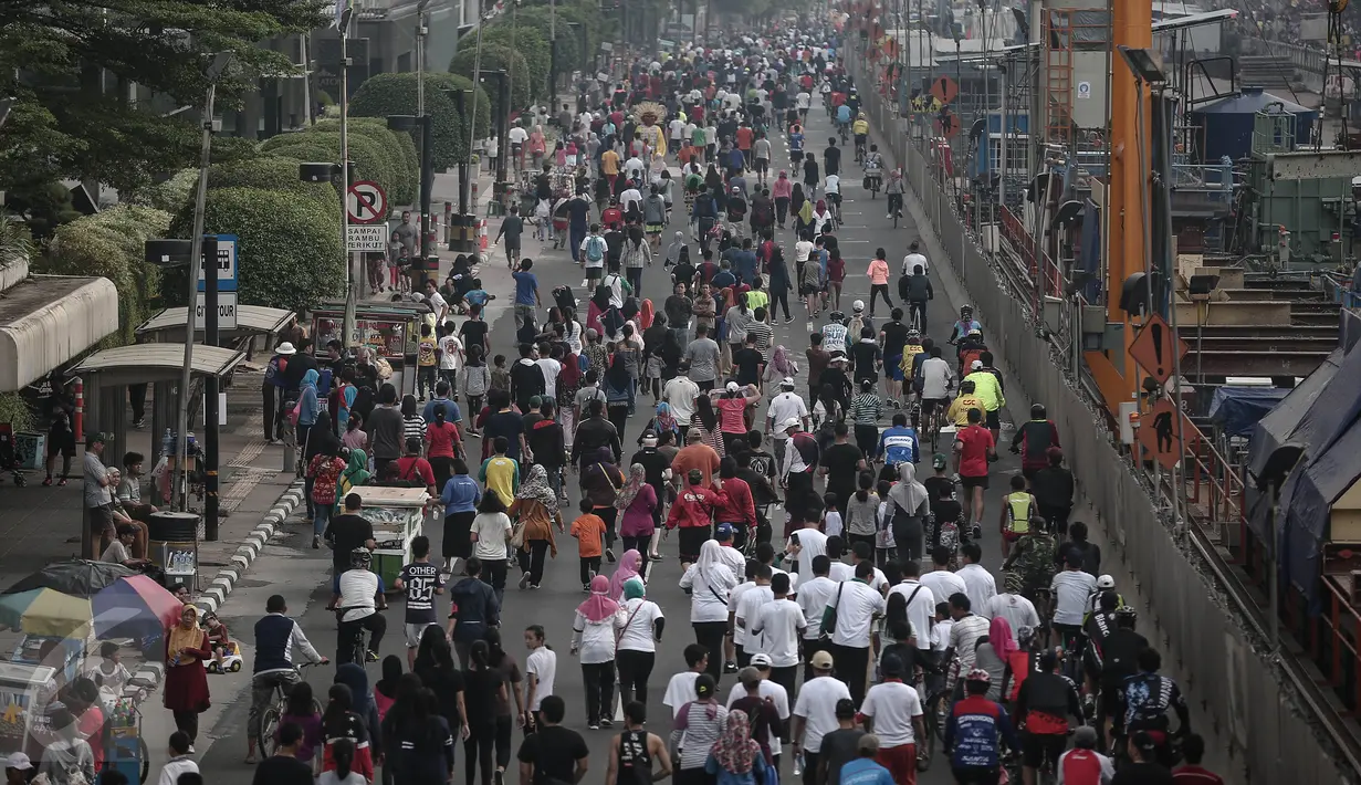 Sejumlah warga peserta Car Free Day (CFD) antusias menikmati berbagai aktivitas di kawasan Bundaran HI, Jakarta, Minggu (8/5/2016). Walaupun libur panjang, warga memilih menghabiskan waktu dengan berolahraga di kawasan CFD. (Liputan6.com/Faizal Fanani)