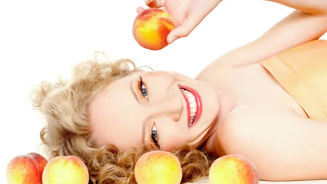 Scrub Buah Aprikot, Resep Rumahan untuk Kulit Lebih Cerah (SvetlanaFedoseyeva/Shutterstock)