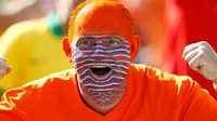 Salah satu supporter melukisi wajahnya dengan bendera Belanda. (REUTERS / Ivan Alvarado)