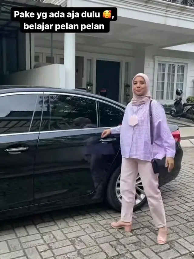 Mantap Berhijab, Ini 6 Potret Penampilan Terbaru Tya Ariestya