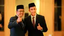 Pemain FC Utrecht, Miliano Jonathans (kanan) berfoto bersama dengan Menteri Hukum RI, Supratman Andi Agtas setelah prosesi pengambilan sumpah kewarganegaraan Republik Indonesia di Kementerian Hukum dan HAM, Kuningan, Jakarta Selatan, Rabu (03/09/2025). (Bola.com/Bagaskara Lazuardi)