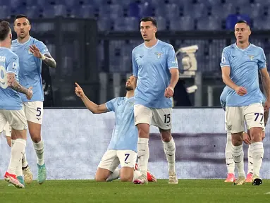 Pemian Lazio merayakan gol yang dicetak oleh Felipe Anderson (tengah) pada laga lanjutan Liga Italia 2023/2024 di Olympic Stadium, Roma, Italia, Sabtu (13/04/2024) dini hari WIB. (AP Photo/Andrew Medichini)