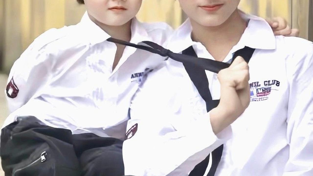 Foto masa kecil Jun dan Yangyang memukau banyak orang dengan visual mereka. Menariknya, Yangyang yang kini remaja sudah lebih tinggi dari Jun.