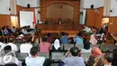 Sejumlah orang menyaksikan sidang praperadilan Buni Yani di Pengadilan Negeri Jakarta Selatan, Selasa (13/12). Pihak Buni Yani sendiri ingin nama baiknya dikembalikan dengan adanya sidang praperadilan ini. (Liputan6.com/Helmi Affandi)