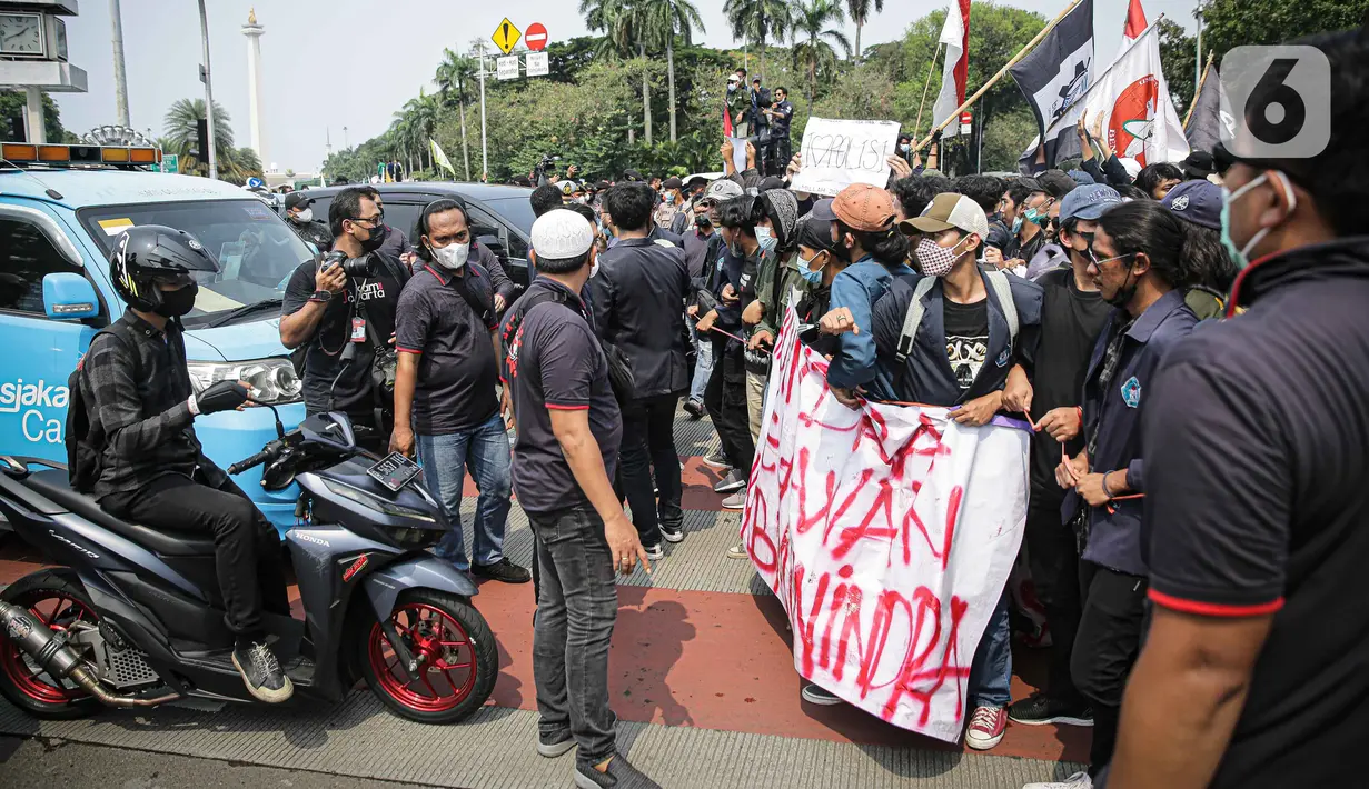 Massa Aliansi BEM SI menutup jalan saat menggelar aksi peringatan evaluasi dua tahun Kabinet Indonesia Maju di kawasan Patung Kuda, Jakarta, Kamis (21/10/2021). Aksi ini bentuk penyampaian aspirasi dan kritik atas kinerja pemerintahan Jokowi-Ma'ruf Amin. (Liputan6.com/Faizal Fanani)