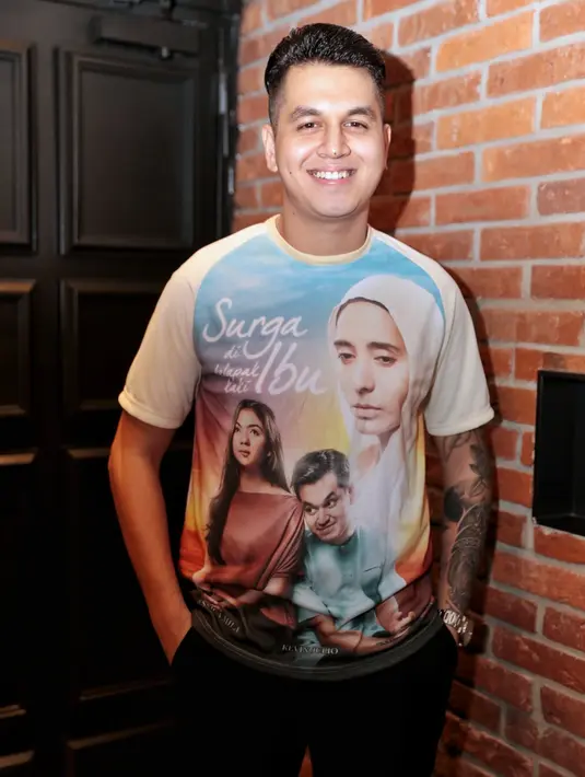 Impian Kevin Julio selama ini akhirnya terwujud dalam film terbarunya, Surga di Telapak Kaki Ibu. Kevin berperan sebagai lelaki yang memiliki keterbatasan mental. Ia menderita down syndrome. (Adrian Putra/Bintang.com)