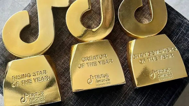 Piala TikTok Awards 2023 yang didapat oleh Pandawara Group