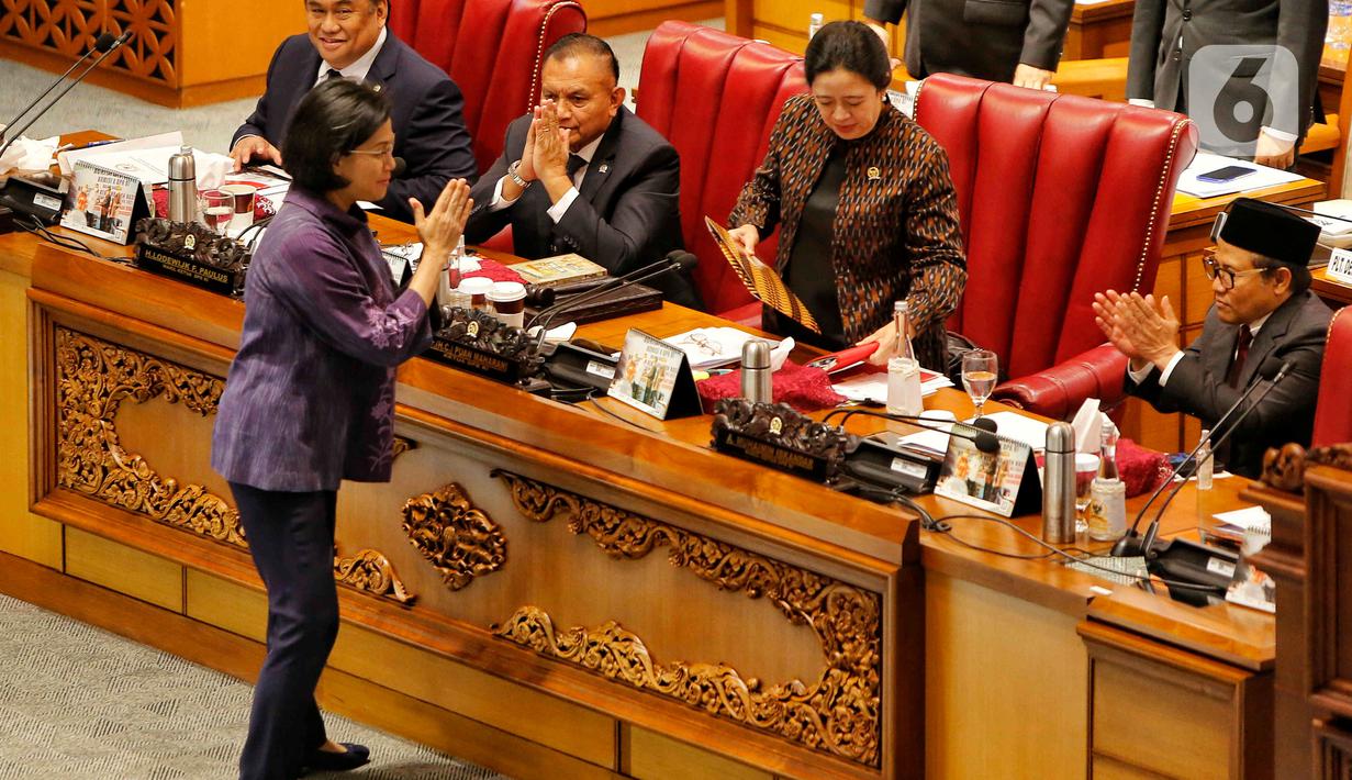 Menteri Keuangan Sri Mulyani memberikan salam usai menyampaikan laporan pemerintah saat rapat paripurna DPR ke-4 masa persidangan I tahun 2022-2023 di kompleks Parlemen, Senayan, Jakarta, Selasa (6/9/2022). Rapat paripurna tersebut beragendakan pengambilan keputusan atas RUU tentang Pertanggungjawaban atas Pelaksanaan APBN TA 2021. (Liputan6.com/Angga Yuniar)