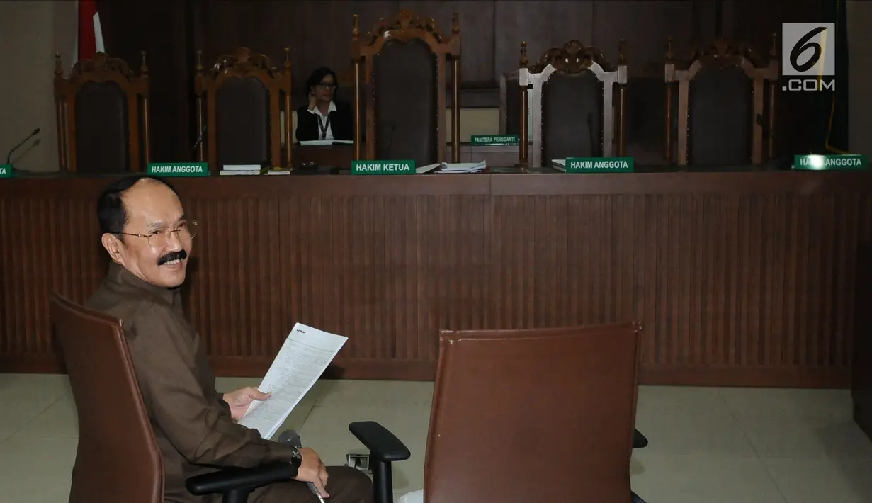 Mantan pengacara Setya Novanto, Fredrich Yunadi saat jeda sidang putusan sela di Pengadilan Tipikor, Jakarta, Senin (5/3). Majelis hakim memutuskan melanjutkan sidang dugaan merintangi penyidikan dugaan korupsi e-KTP. (Liputan6.com/Helmi Fithriansyah)