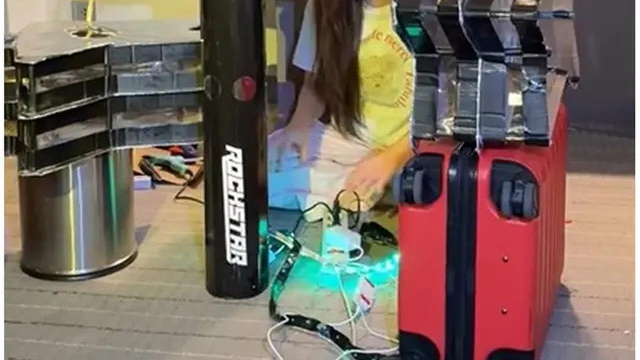 6 Potret Irene Suwandi Bertemu Lisa BLACKPINK, Bawa Karya Lightstick Raksasa