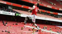 Striker Arsenal Pierre-Emerick Aubameyang merayakan gol ke gawang Norwich City pada laga Liga Inggris di Emirates Stadium, Rabu (1/7/2020) atau Kamis dini hari WIB. (AFP/Shaun Botterill)