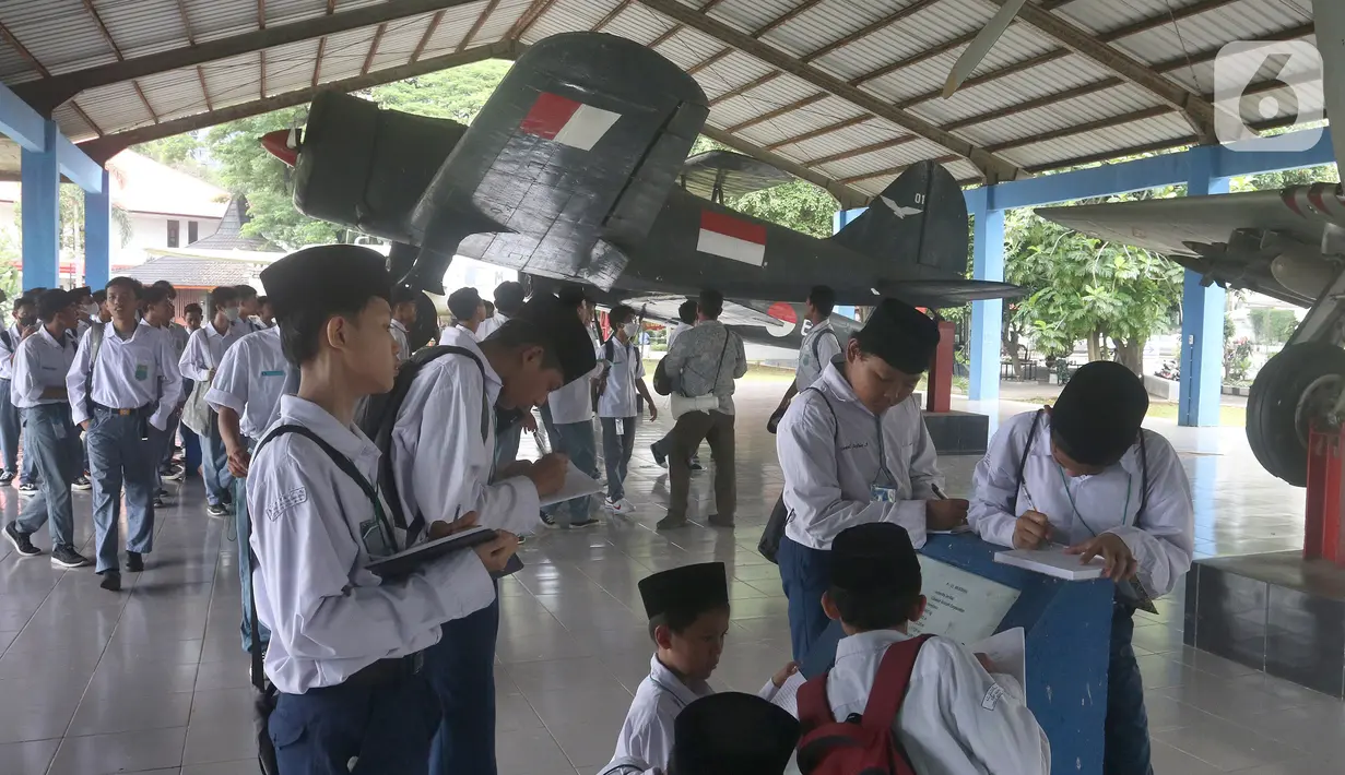 Sejumlah siswa dari Bekasi  mengunjungi Museum Satria Mandala pada peringatan Hari Pahlawan, Kamis, Jakarta (10/11/2022). Museum sejarah perjuangan Tentara Nasional Indonesia ini menjadi alternatif kunjungan untuk mengedukasi siswa sekolah nilai-nilai kepahlawanan  pada peringatan Hari Pahlawan Nasional  10 November. (merdeka.com/Arie Basuki)