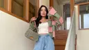 <p>Padu padan tank top putih dan celana baggy akan terlihat lebih chic jika ditambahkan jacket model colour block seperti Lula Lahfah ini. (Instagram/lulalahfah).</p>