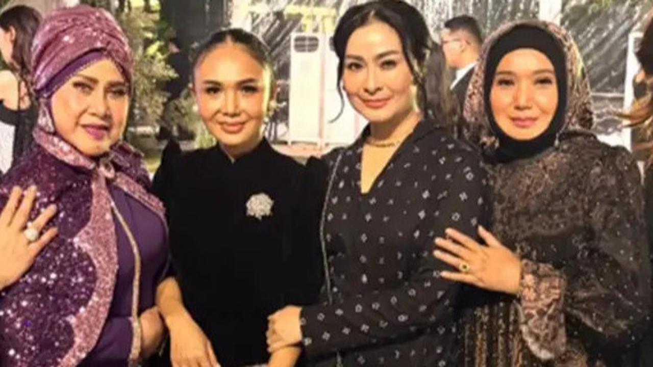 Cantik dan Anggun, Potret Iis Dahlia Mengenakan Model Kebaya Hitam di Resepsi Putri Ikke Nurjanah Bikin Pangling