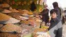 Warga Afghanistan berbelanja buah-buahan kering menjelang Hari Raya Idul Fitri di Herat, Afghanistan, Rabu (20/5/2020). Banyak warga Afghanistan mulai melakukan persiapan untuk menyambut Hari Raya Idul Fitri yang menandai berakhirnya bulan suci Ramadan. (Xinhua/Elaha Sahel)