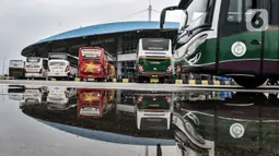 Suasana Terminal Pulogebang di Jakarta, Selasa (2/10/2020). Memasuki libur panjang, jumlah penumpang bus antarkota antarprovinsi (AKAP) di Terminal Pulogebang tujuan Jawa dan Sumatera mengalami peningkatan. (merdeka.com/Iqbal S. Nugroho)
