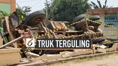 Sebuah truk Fuso terguling kedalam kolam di kawasan Cakung, Jakarta Timur.