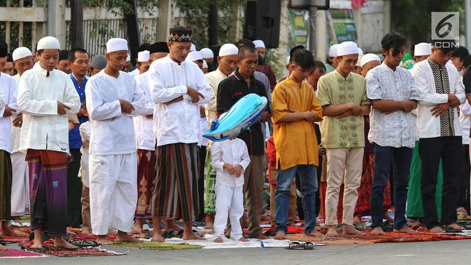 Umat muslim melaksanakan salat Idul Adha 1439 H di Monumen Perjuangan Jatinegara, Jakarta Timur, Rabu (22/8). (Liputan6.com/JohanTallo)
