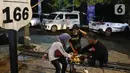 <p>Sejumlah pemudik beristirahat untuk berbuka puasa Ramadhan di tempat peristirahatan KM 166 Jalan Tol Cikopo - Palimanan, Jawa Barat, Rabu (27/4/2022). Jelang waktu berbuka puasa, tempat peristirahatan dalam tol dimanfaatkan dan dipadati para pemudik untuk beristirahat serta berbuka puasa. (Liputan6.com/Herman Zakharia)</p>