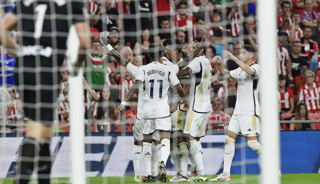 Pemain Real Madrid, Jude Bellingham, melakukan selebrasi setelah mencetak gol ke gawang Athletic Bilbao pada laga pekan ke-1 La Liga 2023/2024 di Stadion San Mames, Minggu (13/8/2023). Los Blancos menang dengan skor 2-0. (AP Photo/Alvaro Barrientos)
