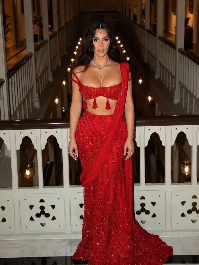 Busana Kim Kardashian di Pernikahan Anant Ambani dan Radhika Merchant. [@kimkardashian]