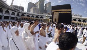 Cagub DKI Jakarta nomor satu Agus Harimurti Yudhoyono (AHY) bersama istri dan para ulama saat tawaf mengelilingi Kabah di Makkah, Minggu, (12/2/2017). (Foto Abror)