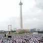 Massa aksi damai 2 Desember melaksanakan salat Jumat di Monas, Jakarta, Jumat (2/12). Meski hujan mengguyur, massa tetap bertahan di saf masing-masing dan melangsungkan salat Jumat bersama-sama. (Liputan6.com/Faizal Fanani)