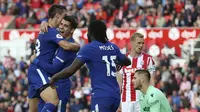 Striker Chelsea, Alvaro Morata, melakukan selebrasi usai mencetak gol ke gawang Stoke City pada laga Premier League, di Stadion Bet365, Sabtu (23/9/2017). Chelsea menang 4-0 atas Stoke City. (AP/Nigel French)