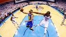 Pemain Warriors, Stephen Curry #30 dihadang pemain OKC Thunder, Kevin Durant #35 ketika melakukan lay up pada Final Wilayah Barat NBA Playoffs 2016 di Chesapeake Energy Arena, Oklahoma, (24/5/2016). OKC menang 118-94. (Ronald Martinez/Getty Images/AFP)