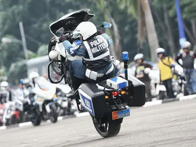 Petugas pasukan Polisi Militer TNI AL beratraksi mengendarai motor gede saat Hut Polisi Militer Angkatan Laut ke-70 di Mako Puspomal TNI AL, Jakarta, Jumat (19/2/2016). HUT Pomal setiap tahunnya diperingati pada 20 Februari. (Liputan6.com/Faizal Fanani)