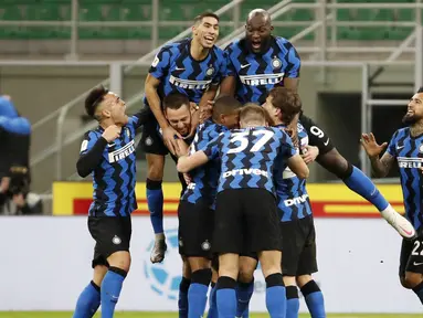 Para pemain Inter Milan merayakan gol yang dicetak oleh Christian Eriksen ke gawang AC Milan pada laga perempat final Coppa Italia di Giuseppe Meazza, Selasa (26/1/2021). Inter Milan menang dengan skor 2-1. (AP/Antonio Calanni)