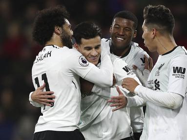 Para pemain Liverpool merayakan gol yang dicetak oleh Philippe Coutinho ke gawang AFC Bournemouth pada laga Premier League di Stadion The Vitality, Minggu (17/12/2017). Liverpool menang 4-0 atas AFC Bournemouth. (AP/Andrew Matthews)