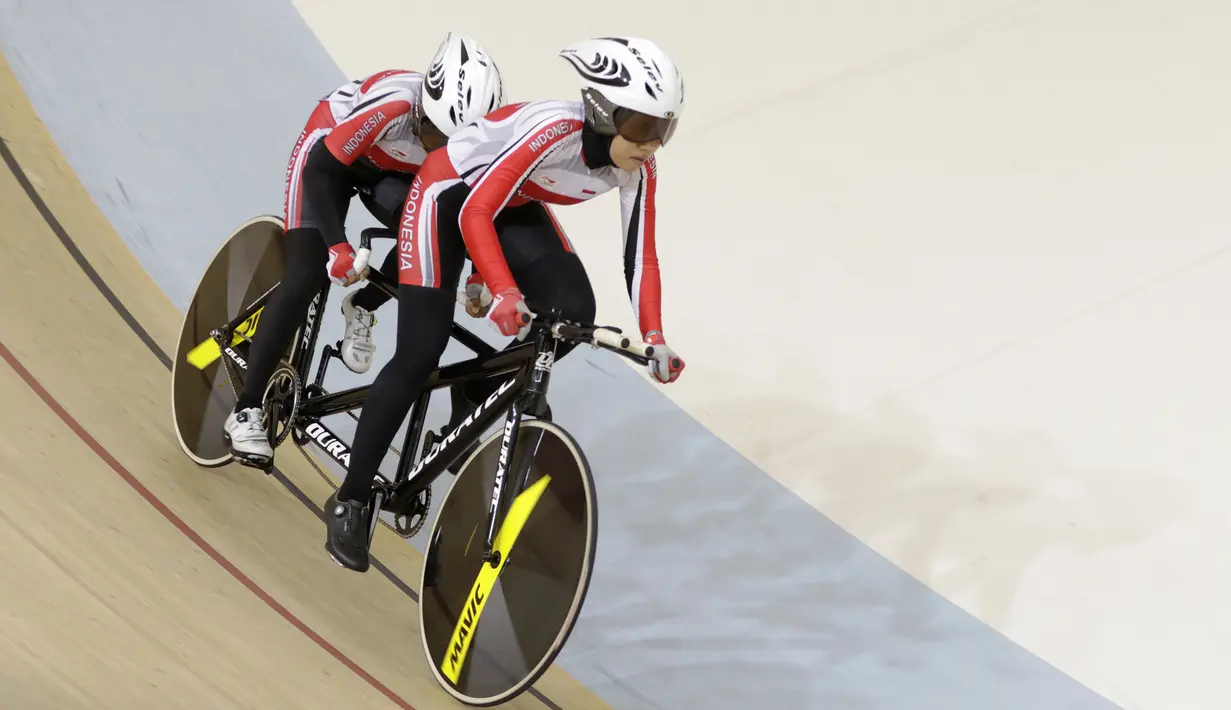 Pesepeda Indonesia, Ni'mal Magfiroh dan Sri Sugiyanti, memacu kecepatan pada nomor 3000 meter persuit individu B saat Asian Track Championship 2019 di Veledrome, Jakarta, Jumat (11/1). Pasangan ini berhasil meraih perak. (Bola.com/Yoppy Renato)