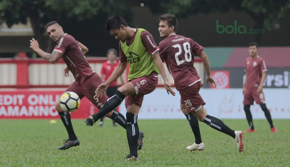 Maman Abdurahman menghalau bola dari kejaran Rezaldi saat sesi latihan tim jelang laga Gojek Liga 1 bersama Bukalapak di Stadion PTIK, Jakarta, Senin (25/6/2018). Persija akan melawan Persebaya pada 26 Juni 2018. (Bola.com/Nick Hanoatubun)