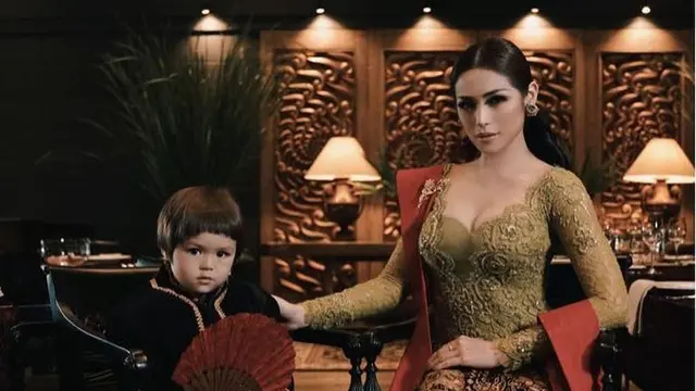 6 Potret Jessica Iskandar Pakai Kebaya, Tampil Anggun dan Memesona