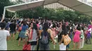 Ratusan pemilih membuka paksa pintu pagar TPS karena tidak diizinkan mencoblos, Victoria Park, Causeway Bay, Hongkong, Minggu (6/7/2014) (twitter.com) 