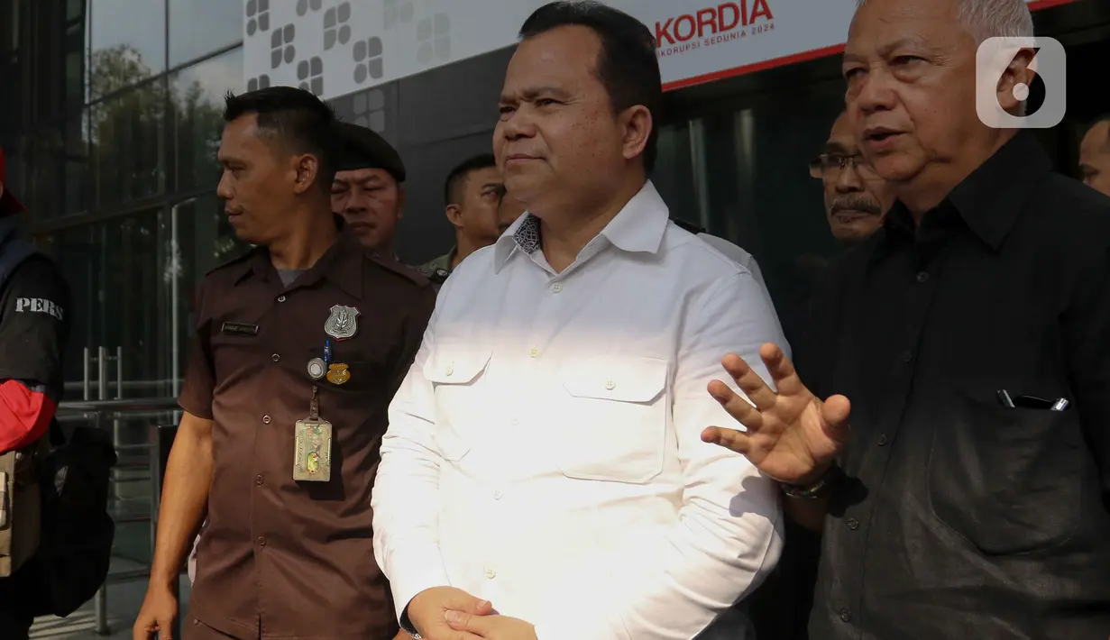Pencopotan ini diduga terjadi karena pemberian data imigrasi yang keliru terkait pergerakan eks kader PDIP Harun Masiku yang terlibat dalam kasus suap PAW. (Liputan6.com/Herman Zakharia)