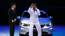 Jackie Chan menjelaskan mobil Buick Velite 5 Hybrid di pameran Shanghai Auto Show 2017 di Shanghai, China, (18/4). Raksasa Amerika General Motors mengatakan mobil ini akan menjadi mobil hybird paling hemat energi di pasar China. (AP Photo / Ng Han Guan)