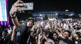 Vokalis Sheila on 7, Akhdiyat Duta Modjo melakukan swafoto bersama para penonton Kapanlagi Buka Bareng (KLBB) 2026 yang berlangsung di Stadion Madya, Senayan, Jakarta, Minggu (01/03/2026). (Bola.com/Bagaskara Lazuardi)