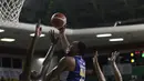 Pemain Satria Muda, Dior Lowhorn, berusaha mencetak poin saat menghadapi NSH Jakarta pada laga semi final IBL 2019 di GMSB Kuningan, Jakarta, Jumat(8/3). (Bola.com/Yoppy Renato)