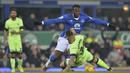 Pemain Everton, Romelu Lukaku mencoba melewati pemain Manchester City Nicolas Otomendi pada leg pertama semi-final Piala Liga Inggris di Stadion Goodison Park, Liverpool, Rabu (6/01/2016). (AFP Photo/Paul Ellis)