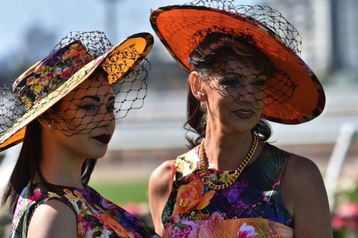 Kehebohan para gadis 'Racegoers' cantik di arena pacuan kuda