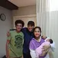 Faldy Albar bersama Achmad Albar dan bayi perempuan Achmad Albar dari pernikahannya dengan Dewi. (Koleksi Istimewa)