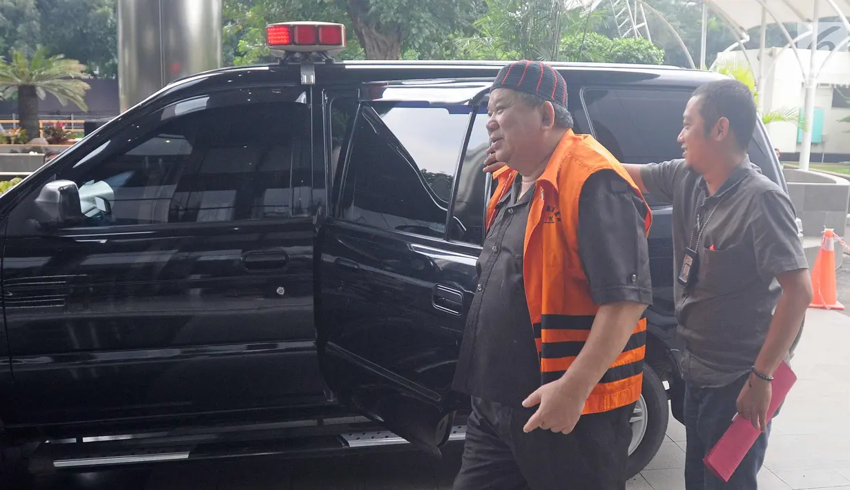 Dirut PT Sawit Golden Prima Hery Susanto Gun alias Abun tiba di gedung KPK, Jakarta, Selasa (13/2). Abun diperiksa sebagai saksi kasus TPPU atas tersangka Bupati Kutai Kartanegara, Kalimantan Timur Nonaktif Rita Widyasari. (Liputan6.com/Herman Zakharia)
