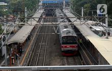 Keterlambatan KRL Rangkasbitung Akibat Kebakaran Lahan di Jalur KA